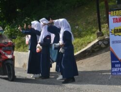 OSIS SMPN 2 Sawahlunto Bagi-bagi Takjil
