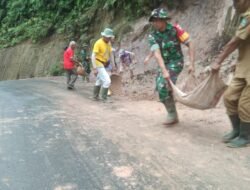 Kodim Pasaman dan Masyarakat Bersihkan Tanah Longsor Di Koto Tangah