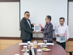 Bupati Terima Laporan Hasil PDTT Kepatuhan Belanja Daerah Pemerintah Kabupaten Solok