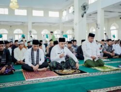 Bupati Epyardi Asda Laksanakan Sholat Idul Adha 1445 H di Masjid Agung Darussalam