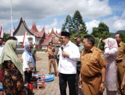 Bupati Epyardi Asda Serahkan Bantuan Alsintan Pompa Air Untuk Kelompok Tani se Kabupaten Solok