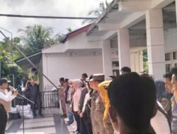 Bawaslu Sawahlunto Bersihkan APK di Empat Kecamatan Jelang Pilkada