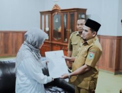 Bupati Solok Serahkan SK Pengangkatan dr. Sri Efianti, M.Kes Sebagai Direktur RSUD Arosuka