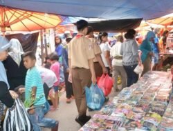 Kwarcab Pramuka Kota Sawahlunto Gelar Aksi Sosial Bantu Pengunjung Pasar Sawahlunto
