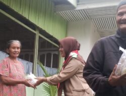 Baksos Ramadhan, Pramuka Kwarcab Kota Sawahlunto Bagikan Takjil ke Rumah Warga