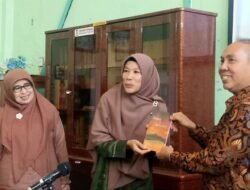 Kepala SMP 9 Sawahlunto, Ria Indah Susanti, Luncurkan Buku Puisi “Di Ujung Senja”