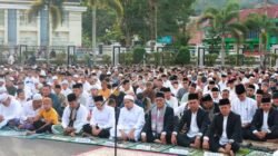 Shalat Iedul Adha Digelar Di Halaman Kantor Bupati, Welly Suheri Ajak Masyarakat Pasaman Dukung Pembangunan Daerah