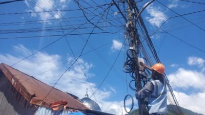 Dukung Program Pemerintah, PLN Icon Plus dan PLN ULP Padang Panjang Tertibkan Jaringan Kabel di Kota Padang Panjang