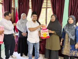 Wakil Bupati Solok Serahkan Bantuan makan Balita Bersama Anggota DPD-RI Muslim Yatim